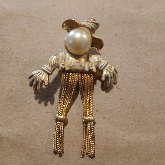 Vintage Harvesy Scarecrow Goldtone Faux Pearl Dangle Legs Brooch - Picture 3 of 5
